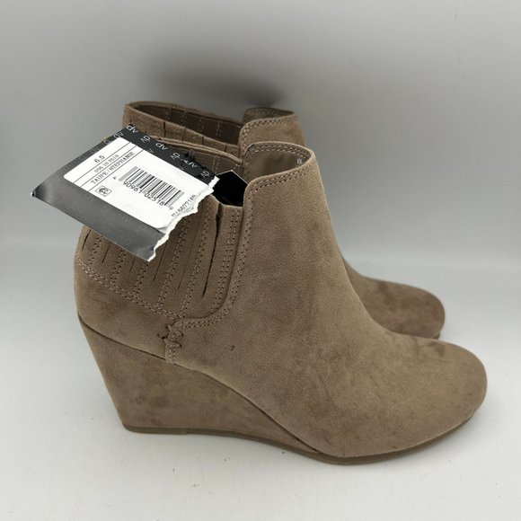 DV Dolce Vita Shoes - NWT Women’s DV Dolce Vita 6 1/2 Taupe Stephanie Wedges
